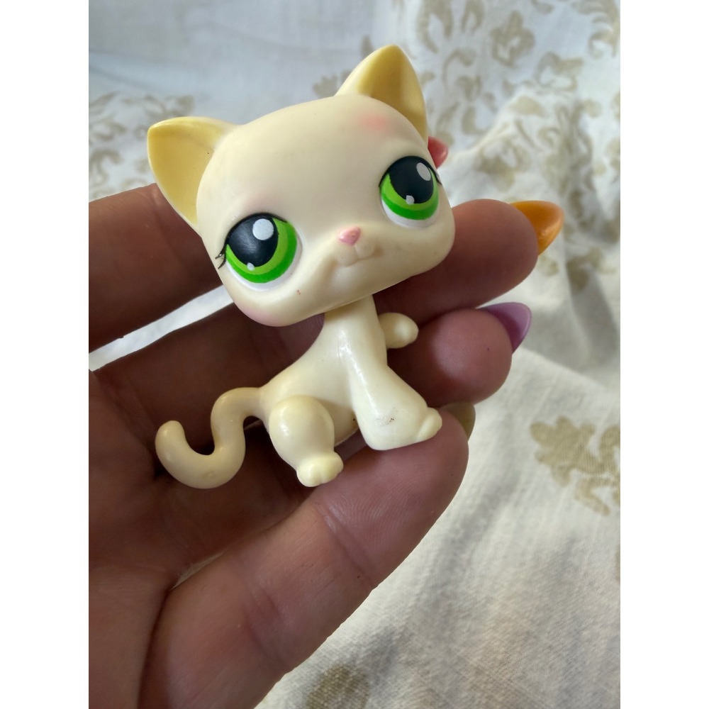 Littlest Pet Shop LPS Shorthair Cat Cream Green Eyes Pink Magnet 2004 Hasbro
